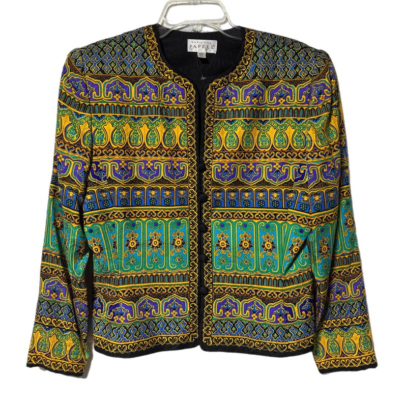 Pode incluir: Casaco estampado com acabamento preto. O casaco apresenta um design vibrante com motivos paisley e florais amarelos, verdes e azuis. A etiqueta diz "Papelle".