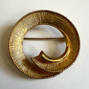 Vintage Gold Tone Circle Round Modernist Brooch Pin Unsigned Textured