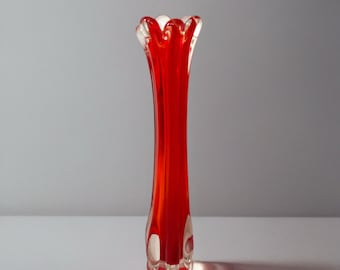 Vtg MCM - Vase en verre transparent rouge clair à 6 pétales avec dessus en pétales de 10 po. Boho ombré