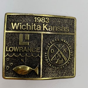 Localizador de peces Lowrance vintage de 1983, Wichita, Kansas, Asociación de Escritores de Actividades al Aire Libre de Estados Unidos (OWAA), hebilla de cinturón de 5,7 x 6,35 cm.