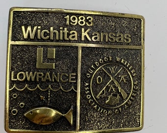 Vintage 1983 Lowrance Fischfinder Wichita Kansas Outdoor Writers Association of America OWAA Gürtelschnalle 2,25 "x 2,5"