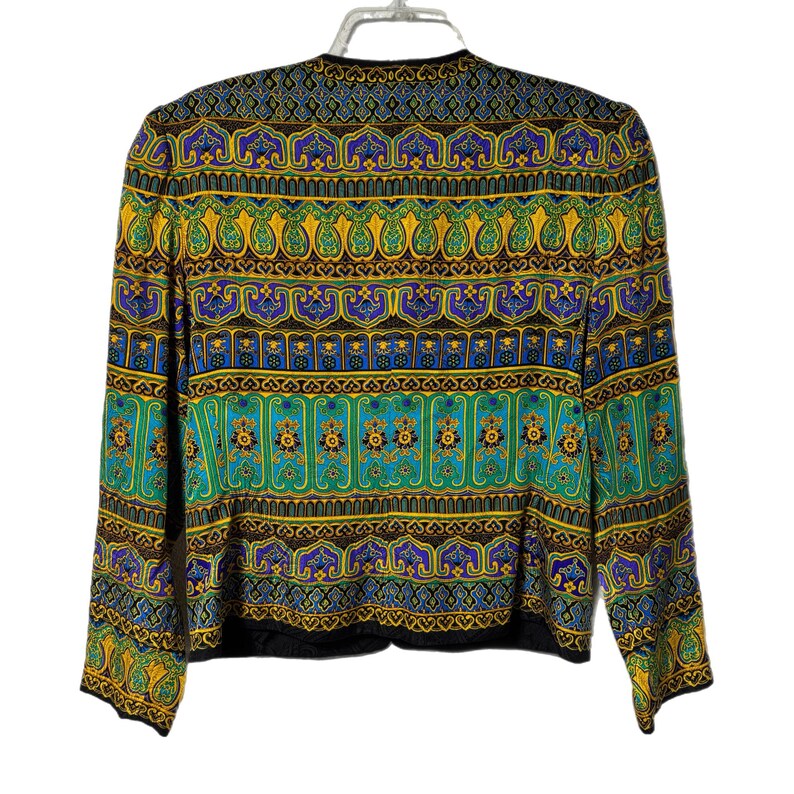 Pode incluir: Blazer estampado com acabamento preto. O casaco apresenta um design vibrante com motivos paisley e florais amarelos, verdes, azuis e roxos. O blazer de manga comprida est&aacute; pendurado num cabide branco.
