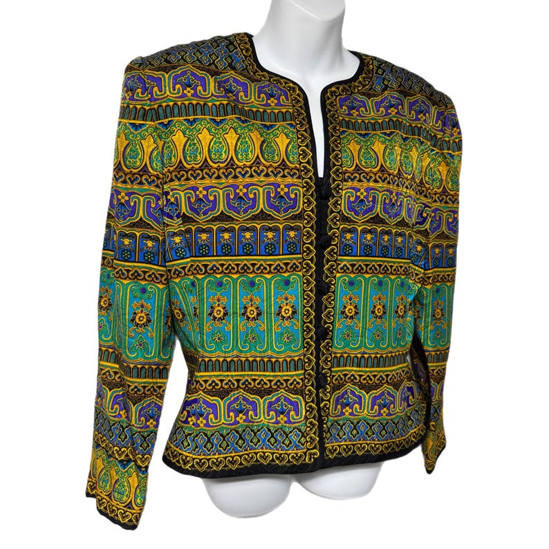 Pode incluir: Casaco estampado com acabamento preto. O casaco apresenta um design vibrante com tons de amarelo, verde, azul e roxo. O casaco &eacute; exibido em um manequim branco.