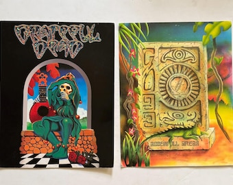 Postal vintage de Grateful Dead, estilo Y2K, con estampado de bufón en la jungla y arte rockero (11x14).