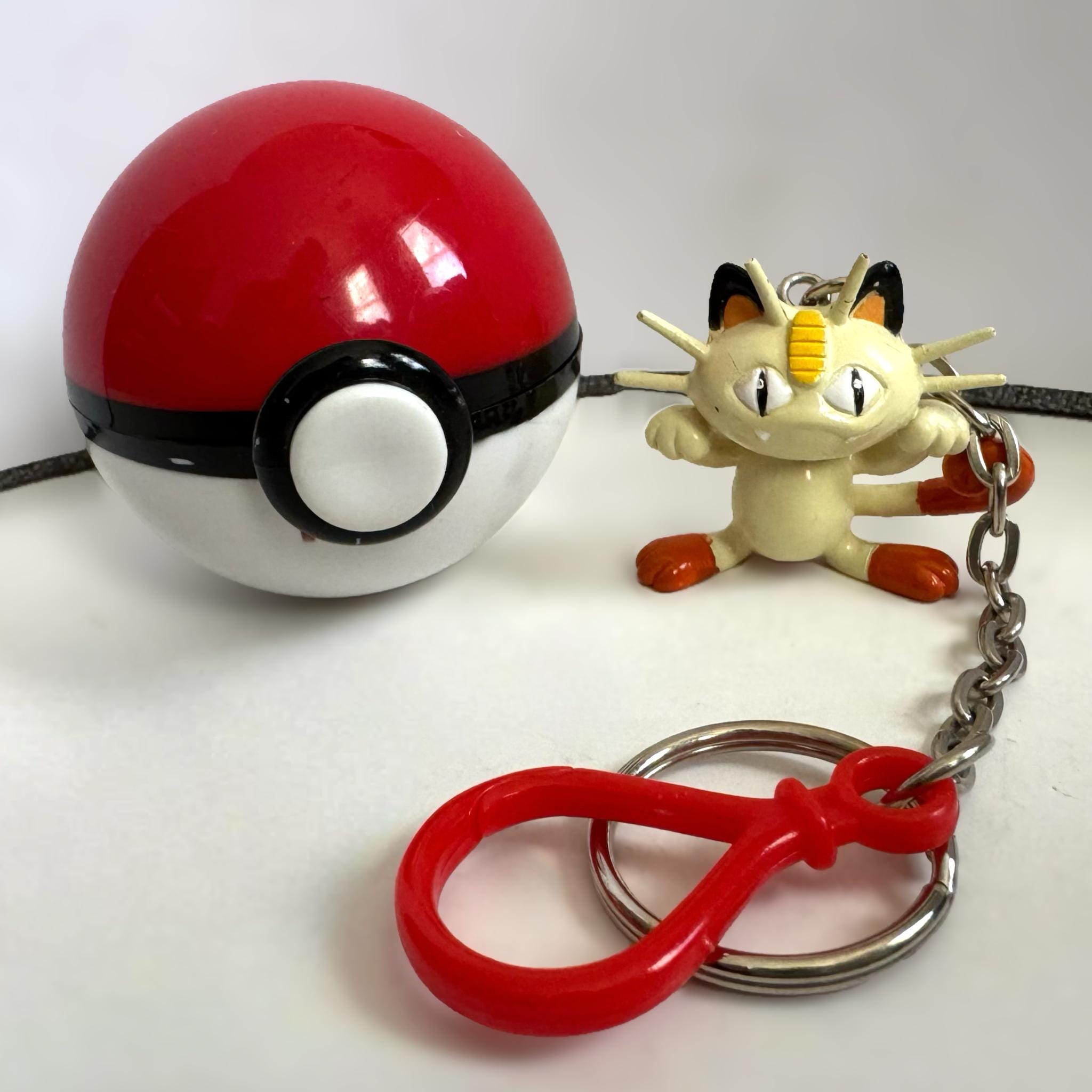 Vintage 1999 Nintendo Pokémon Meowth Keychain With Ball Catch