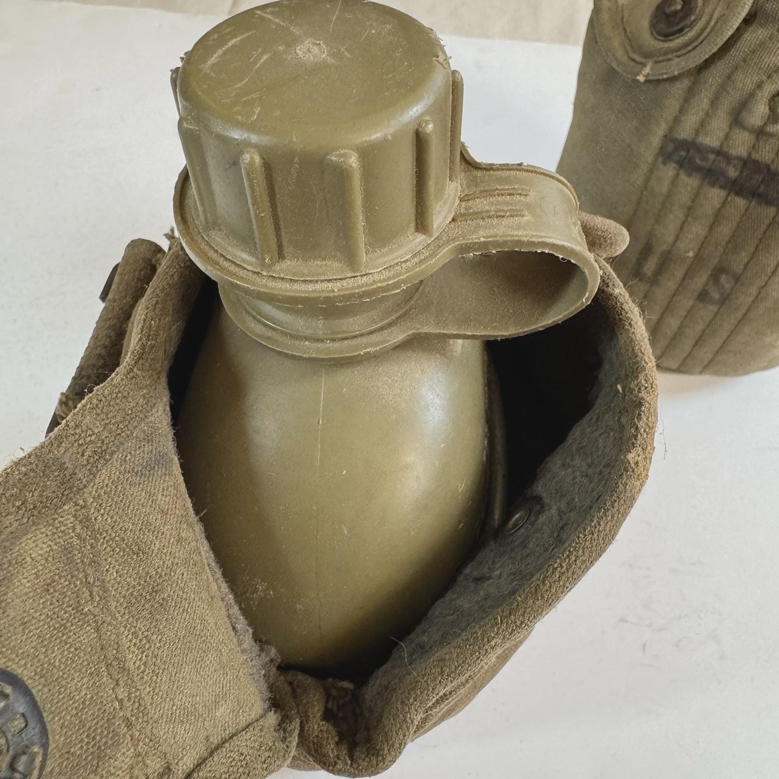 ベトナム戦争時代の米軍水筒セット – 名前入り – M-1910 キャンバス製