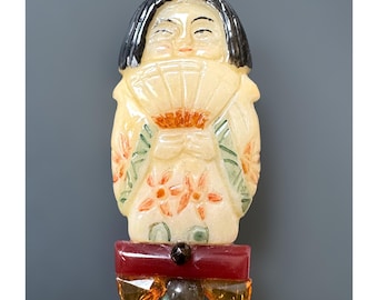 Spilla vintage in celluloide intagliata raffigurante una geisha asiatica, 28 g, grande spilla figurativa, primi modelli in plastica
