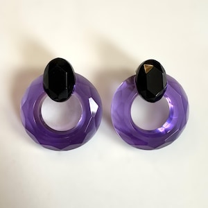 Vintage Lila & Schwarz facettierte Lucite Kunststoff Türklopfer Ohrclips