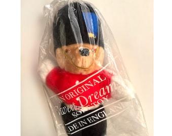 クマのぬいぐるみ 動く腕と足 足跡プリント エプロン シャツの上に着