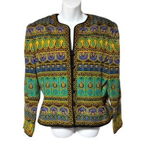 Pode incluir: Casaco estampado com acabamento preto. O casaco apresenta um design vibrante com tons de amarelo, roxo, azul e verde. O casaco &eacute; exibido em um manequim, mostrando seu estilo aberto e mangas compridas. O casaco &eacute; uma pe&ccedil;a de roupa &uacute;nica.