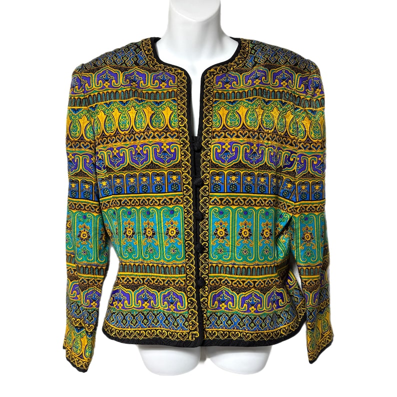 Pode incluir: Casaco estampado com acabamento preto. O casaco apresenta um design vibrante com tons de amarelo, roxo, azul e verde. O casaco &eacute; exibido em um manequim, mostrando seu estilo aberto e mangas compridas. O casaco &eacute; uma pe&ccedil;a de roupa &uacute;nica.