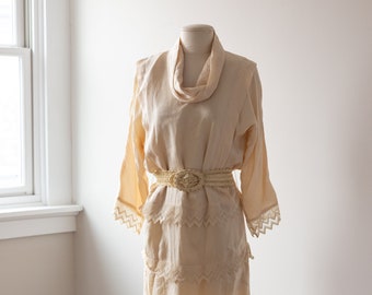 Size M, 1980s Does 1920s Peach Silk Art Deco Cowl Neck Flapper Style Dress