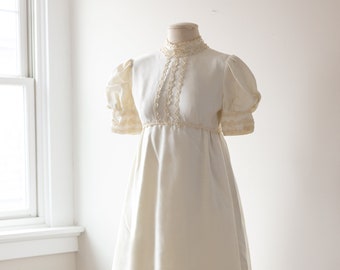 Size XS, 1970s Cream Victorian Inspired Eyelet Lace Wedding Dress w/Back Bow and Built-In Crinoline Petticoat