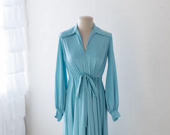 Size M/L, 1970s Iris Blue Long Sleeve Tie Waist Night Dress