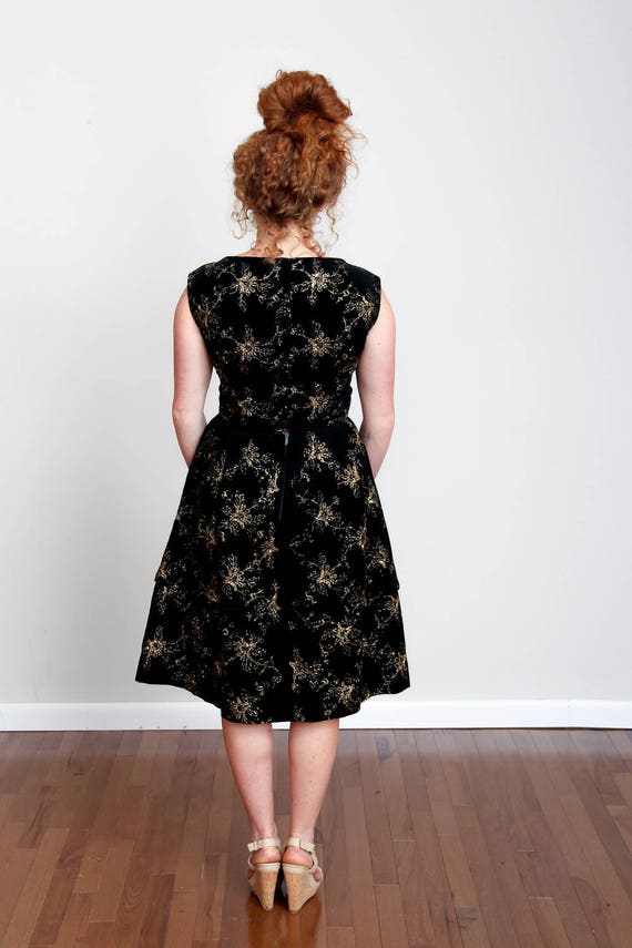 Size M, 1950s Black Velvet A-Line Swing Dress - G… - image 6