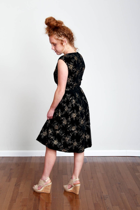 Size M, 1950s Black Velvet A-Line Swing Dress - G… - image 3