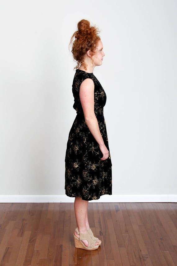 Size M, 1950s Black Velvet A-Line Swing Dress - G… - image 5