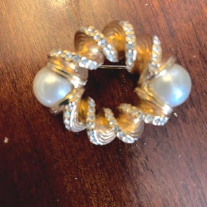 Oval gold toned brooch