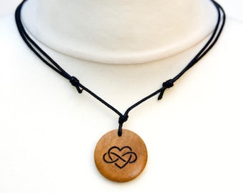 Infinity Herz Halskette, Polyamory Geschenk, gravierte Liebe Herz Anhänger für Männer, Holz Hochzeitstag