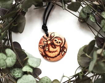 Faultier Halskette Geschenk für Sie oder Ihn, handgemachte hölzerne personalisierte Anhänger Charme