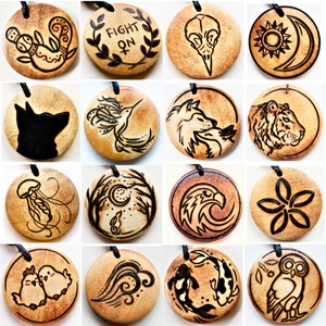 K&ouml;nnte beinhalten: Eine Sammlung von 16 runden Holzanh&auml;ngern mit verschiedenen Designs, die in die Oberfl&auml;che gebrannt wurden. Die Designs umfassen einen Kolibri, einen Wolf, einen Tiger, eine Qualle, einen Mond, eine Blume, einen Adler, einen Fisch, eine Eule und mehr. Die Anh&auml;nger haben einen Durchmesser von etwa 5 cm und eine nat&uuml;rliche Holzfarbe.