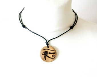 Ägyptisches Auge von Horus Holzhalskette, handgefertigte personalisierte Pyrographie Altes Ägypten Symbol des Schutzes Amulett