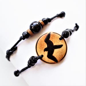 Herren Falke Armband, Holzschmuck auf verstellbarer schwarzer Schnur, Vogelgeschenke für Ihn
