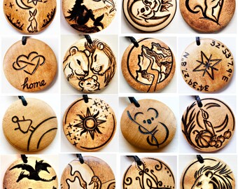 Frecce Di Tiro Con L'arco Con Gli Obiettivi Dentro Dal Fondo Del Fuoco - Foto 9