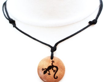 Collier gecko, cadeaux pour homme, pendentif personnalisé sur bois brûlé sur une lanière de cordon noir