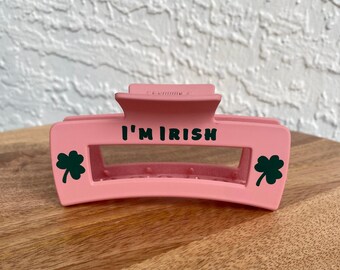 Presilha de garra para o Dia de São Patrício: acessório de cabelo em formato de trevo irlandês