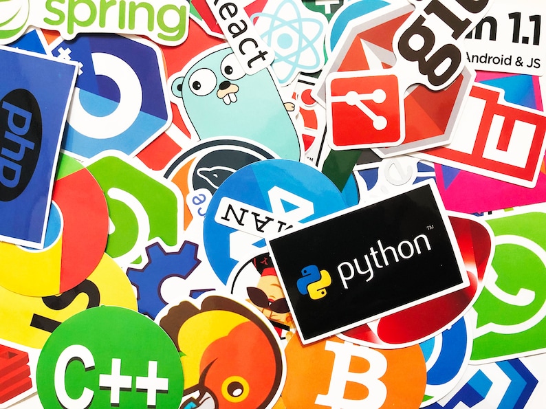 K&ouml;nnte beinhalten: Eine Sammlung bunter Aufkleber mit verschiedenen Programmiersprachen und Technologien, darunter Python, React, Spring, C++, Android und Java. Die Aufkleber sind in einem zuf&auml;lligen Muster angeordnet und bilden ein lebendiges und optisch ansprechendes Design.