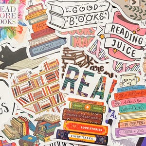 Pu&ograve; includere: Una collezione di adesivi colorati con disegni a tema libri. Gli adesivi presentano pile di libri, titoli di libri e frasi come "Reading Juice" e "Good Books". &Egrave; presente anche un adesivo con un gatto nero.