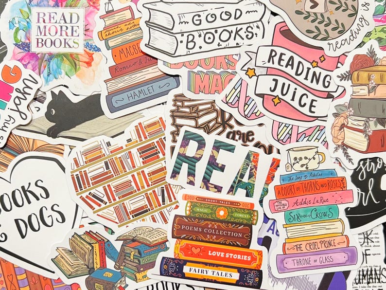 Pu&ograve; includere: Una collezione di adesivi colorati con disegni a tema libri. Gli adesivi presentano pile di libri, titoli di libri e frasi come "Reading Juice" e "Good Books". &Egrave; presente anche un adesivo con un gatto nero.