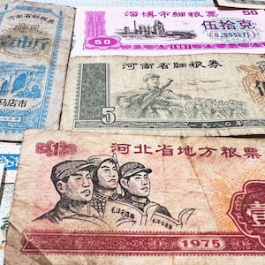 Puede incluir: Una colección de billetes chinos antiguos. Los billetes presentan ilustraciones de puentes, fábricas y retratos de personas. Los colores incluyen azul, rosa, verde y rojo. Algunos billetes tienen caracteres chinos y el año 1975.