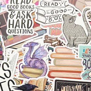Pu&ograve; includere: Una collezione di adesivi colorati a tema libri. Gli adesivi includono pile di libri, un drago viola, una silhouette di gatto e il testo "Read Good Books & Ask Hard Questions."