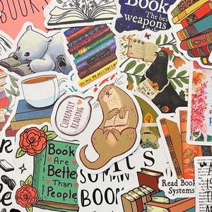 Pu&ograve; includere: Una collezione di adesivi colorati a tema libri. Gli adesivi presentano illustrazioni di libri, animali che leggono, caff&egrave; e testo come "Currently Reading" e "Book are Better Than People".