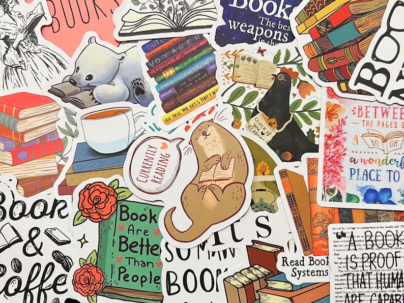 Pu&ograve; includere: Una collezione di adesivi colorati a tema libri. Gli adesivi presentano illustrazioni di libri, animali che leggono, caff&egrave; e testo come "Currently Reading" e "Book are Better Than People".