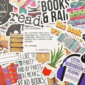 Pu&ograve; includere: Una collezione di adesivi colorati con temi legati ai libri. I disegni includono pile di libri, libri aperti e citazioni sulla lettura. Alcuni adesivi presentano testi come "Books & Rain" e "Listen to Audiobooks is Reading".