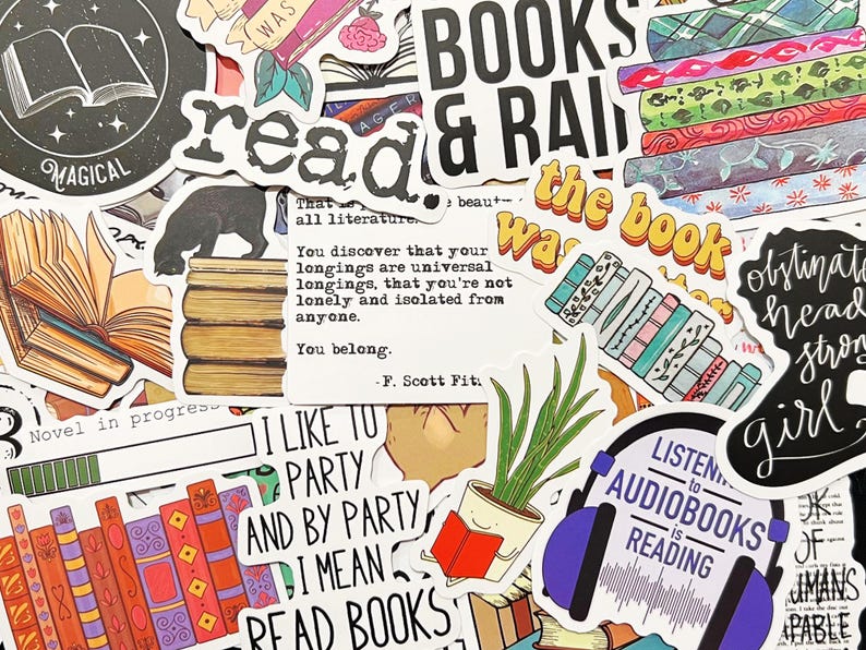 Pu&ograve; includere: Una collezione di adesivi colorati con temi legati ai libri. I disegni includono pile di libri, libri aperti e citazioni sulla lettura. Alcuni adesivi presentano testi come "Books & Rain" e "Listen to Audiobooks is Reading".