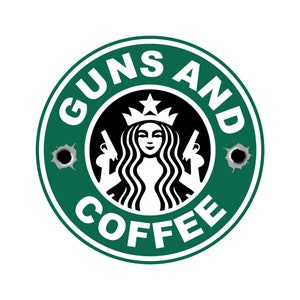 以下が含まれることがあります： 白文字で「GUNS AND COFFEE」と書かれた、緑と白の円形ロゴ。ロゴには、王冠をかぶった女性と2丁の銃が描かれており、左右に弾痕があります。このデザインは、有名なコーヒーショップのロゴのパロディです。