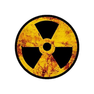 Peut inclure: Un symbole d'avertissement de radiation jaune et noir avec un aspect vieilli et détérioré. Le symbole est circulaire et a un fond noir avec un triangle jaune au centre.