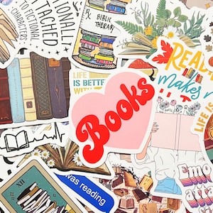 Pu&ograve; includere: Una collezione di adesivi colorati a tema libri. Gli adesivi presentano immagini di libri, libri aperti e frasi come "Books", "Reading makes life better" e "Biblioterapia". La tavolozza dei colori comprende rosa, rosso e varie tonalit&agrave; di marrone e blu.