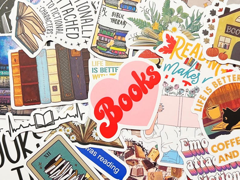 Pu&ograve; includere: Una collezione di adesivi colorati a tema libri. Gli adesivi presentano immagini di libri, libri aperti e frasi come "Books", "Reading makes life better" e "Biblioterapia". La tavolozza dei colori comprende rosa, rosso e varie tonalit&agrave; di marrone e blu.