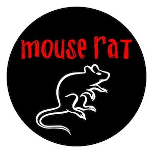 Op de afbeelding: Een zwarte cirkel met de woorden "mouse rat" in rode tekst. In het midden van de cirkel bevindt zich een wit silhouet van een rat.