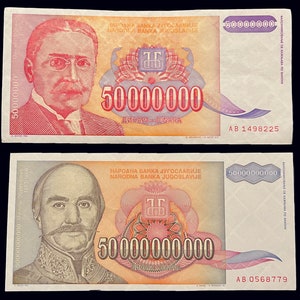 Peut inclure: Deux billets de 50 000 000 dinars de la Banque nationale de Yougoslavie. Les billets représentent des portraits de personnages historiques serbes et le texte "NARODNA BANKA JUGOSLAVIJE" en écriture cyrillique.