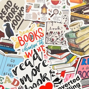 Pu&ograve; includere: Una collezione di adesivi colorati a tema libri. Gli adesivi presentano frasi come "Read More Books" e "Read a Damn Book", insieme a illustrazioni di libri, tazze di caff&egrave; e un corvo. Ideali per decorare quaderni o oggetti personali.
