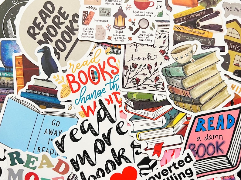 Pu&ograve; includere: Una collezione di adesivi colorati a tema libri. Gli adesivi presentano frasi come "Read More Books" e "Read a Damn Book", insieme a illustrazioni di libri, tazze di caff&egrave; e un corvo. Ideali per decorare quaderni o oggetti personali.
