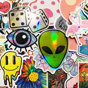 Può includere: Assortimento di adesivi olografici colorati con vari disegni, tra cui un viso sorridente, un occhio, un alieno, un dado, un'ape, un fenicottero e un fiore. Gli adesivi sono perfetti per decorare laptop, borracce, diari e altri oggetti personali.