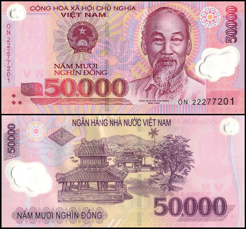 Puede incluir: Billete vietnamita rosa de 50.000 dongs. El anverso presenta un retrato de Ho Chi Minh y el texto "Năm mươi ngh&igrave;n đồng". El reverso muestra una pagoda y un paisaje. N&uacute;mero de serie ON 22277201.