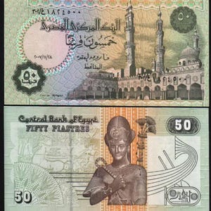 Peut inclure: Un billet de banque égyptien de 50 piastres représentant le portrait d'un pharaon avec un couvre-chef et une mosquée en arrière-plan. Le texte "Banque centrale d'Égypte" et "Cinquante piastres" est imprimé sur le devant du billet.